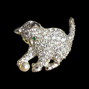 Vintage Rhinestone Cat Brooch Silver Tone Crystal Kitty Pin Pearl Ball